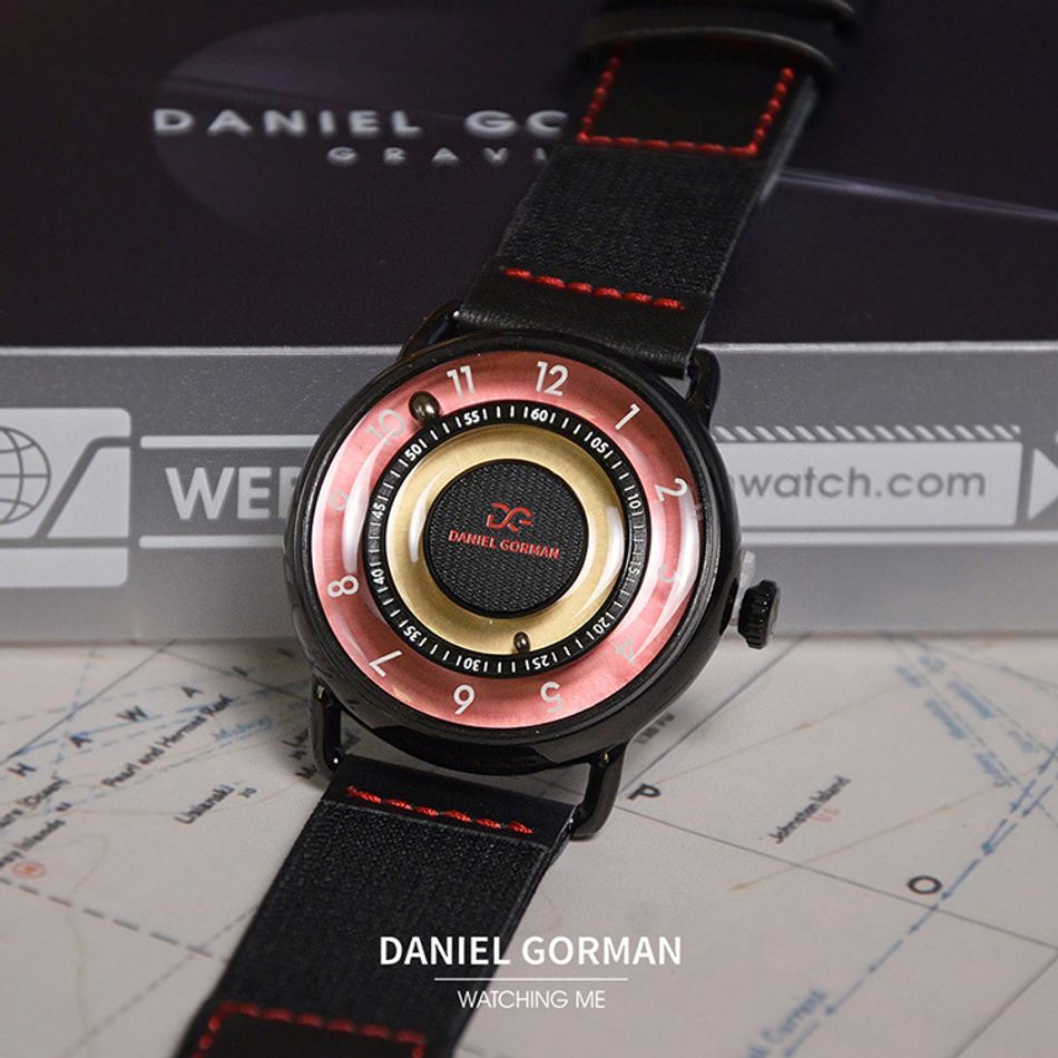 DANIEL GORMAN ｜DGY000KP｜粉黃色透明面 磁吸指針 黑色框 黑色鬆緊+皮革錶帶正面展示