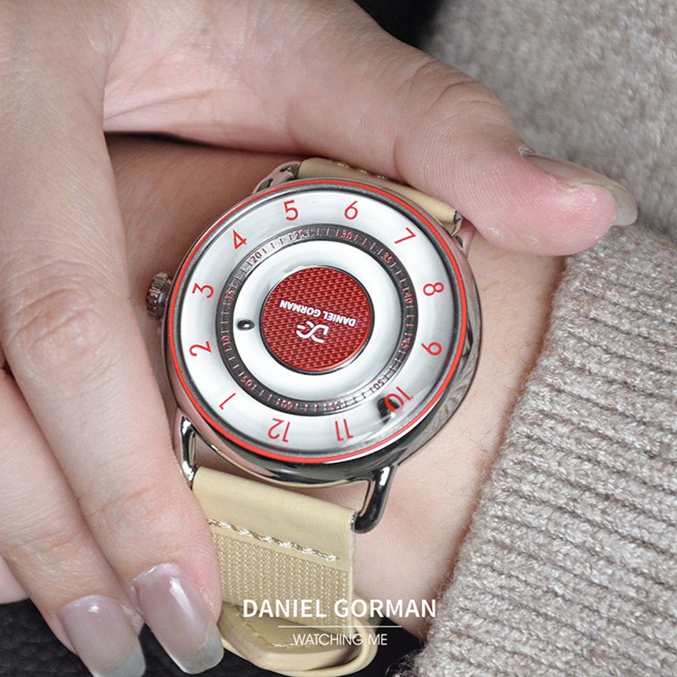 DANIEL GORMAN ｜DGY000RW｜白色透明面 紅色刻度 磁吸指針 銀色框 卡其色鬆緊+皮革錶帶實帶細節