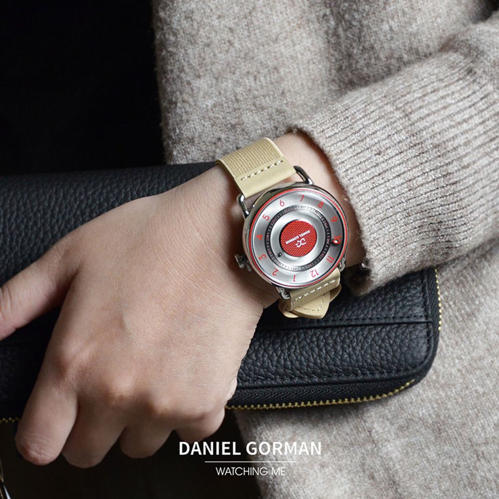 DANIEL GORMAN ｜DGY000RW｜白色透明面 紅色刻度 磁吸指針 銀色框 卡其色鬆緊+皮革錶帶實戴展示
