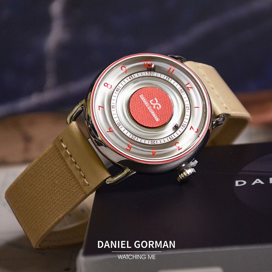 DANIEL GORMAN ｜DGY000RW｜白色透明面 紅色刻度 磁吸指針 銀色框 卡其色鬆緊+皮革錶帶橫躺展示
