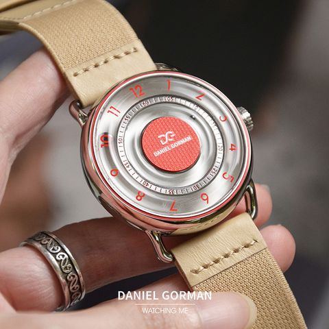 DANIEL GORMAN ｜DGY000RW｜白色透明面 紅色刻度 磁吸指針 銀色框 卡其色鬆緊+皮革錶帶錶面展示