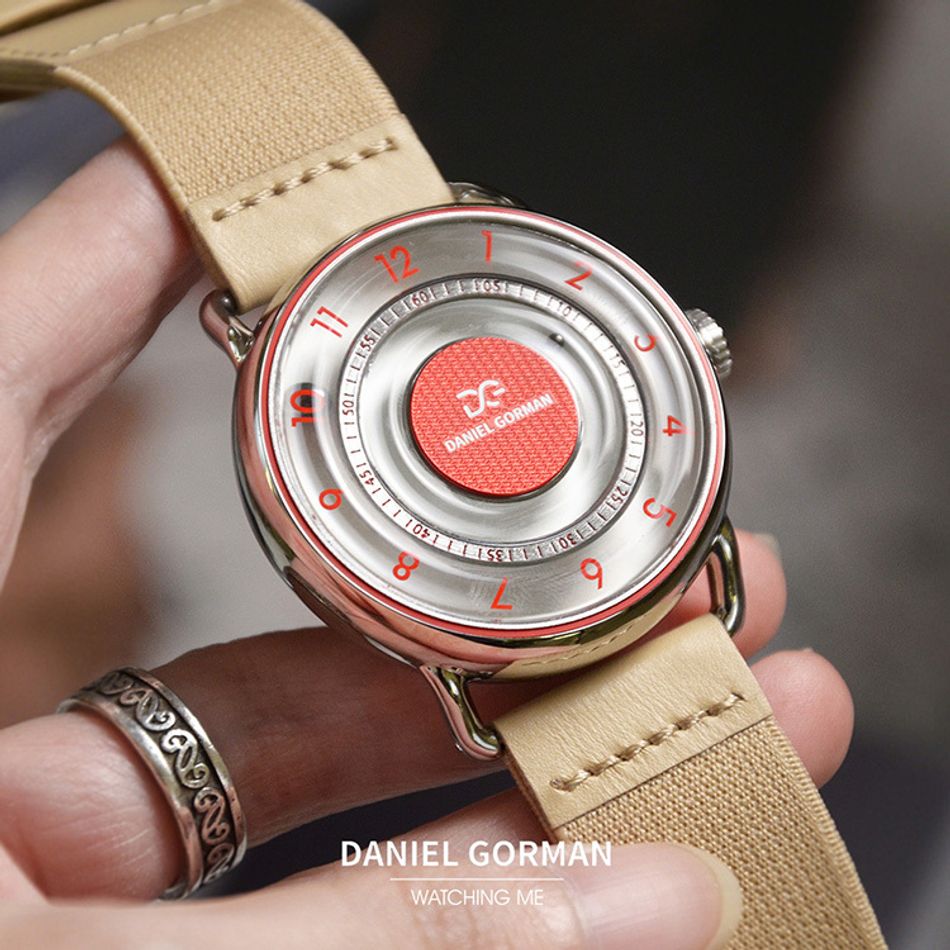 DANIEL GORMAN ｜DGY000RW｜白色透明面 紅色刻度 磁吸指針 銀色框 卡其色鬆緊+皮革錶帶錶面展示