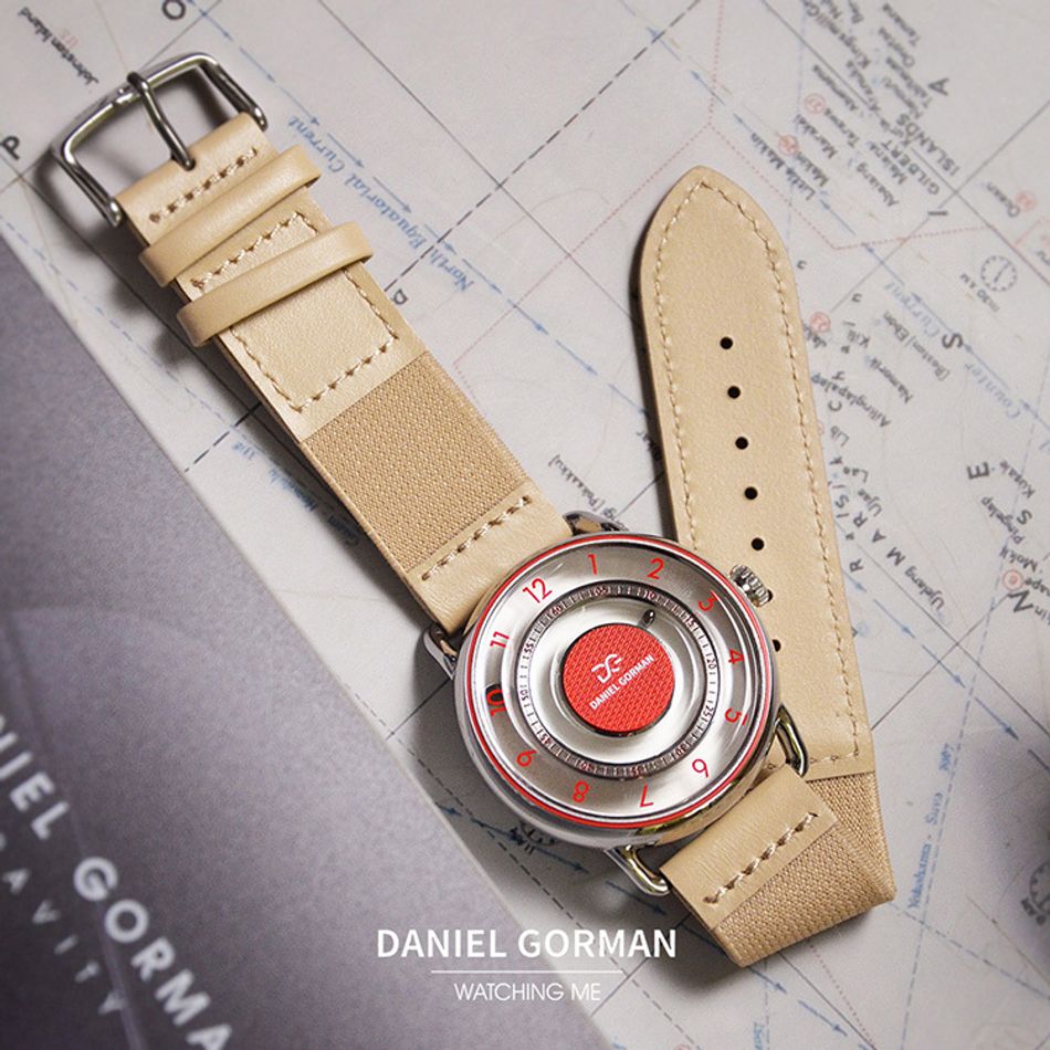 DANIEL GORMAN ｜DGY000RW｜白色透明面 紅色刻度 磁吸指針 銀色框 卡其色鬆緊+皮革錶帶錶帶展示