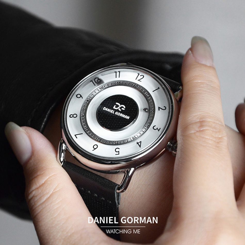 DANIEL GORMAN ｜DGY000WK｜白色透明面 磁吸指針 銀色框 黑色鬆緊+皮革錶帶實戴細節