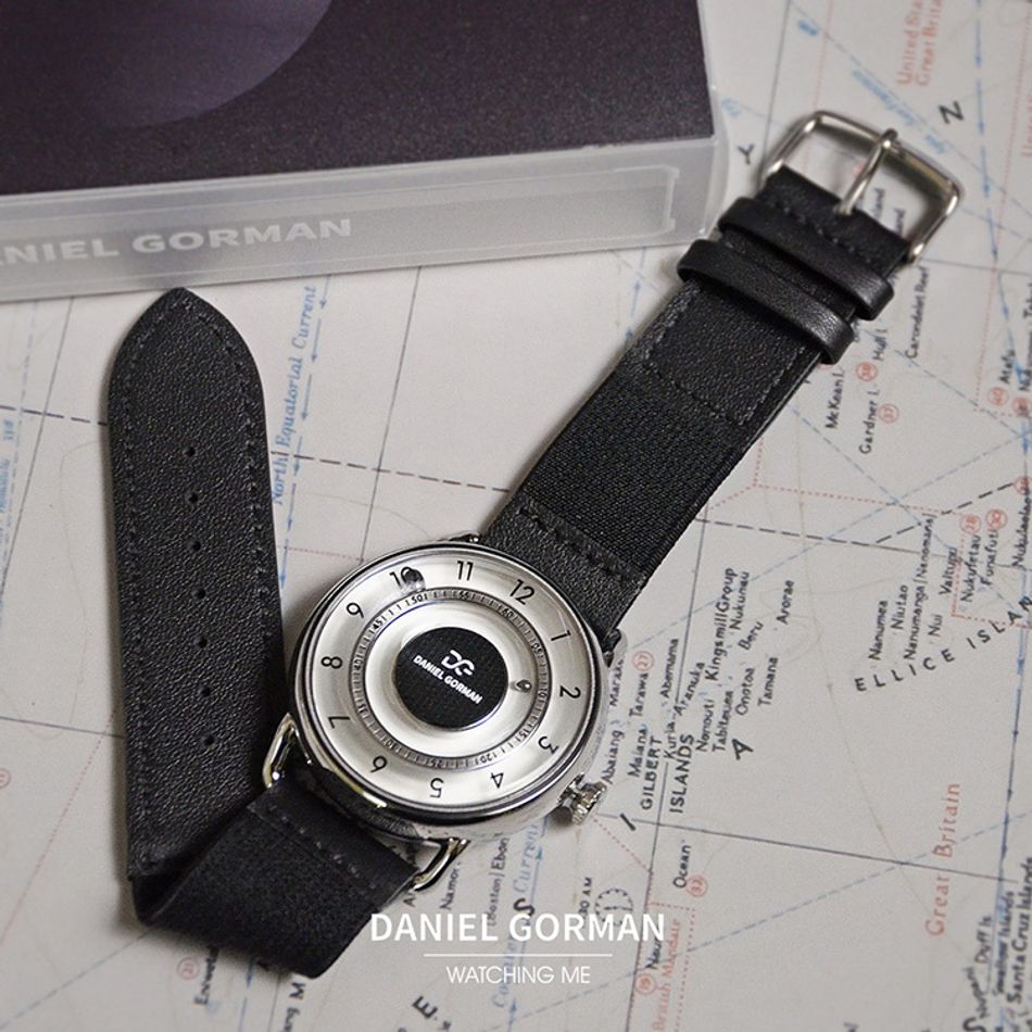DANIEL GORMAN ｜DGY000WK｜白色透明面 磁吸指針 銀色框 黑色鬆緊+皮革錶帶錶帶細節