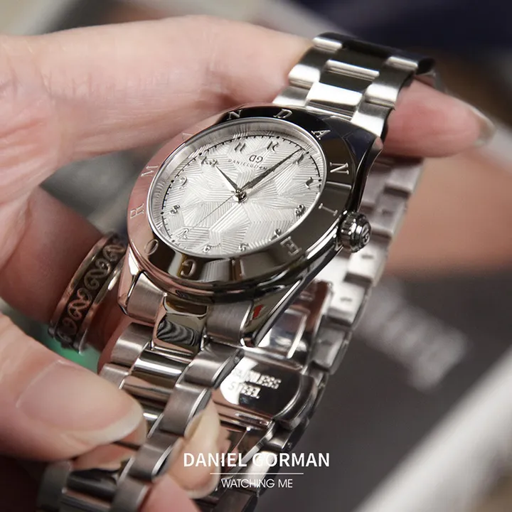 DANIEL GORMAN ｜多巴胺系列 DG9036SS｜銀框白面 不規則紋路 銀色不鏽鋼錶帶左側細節