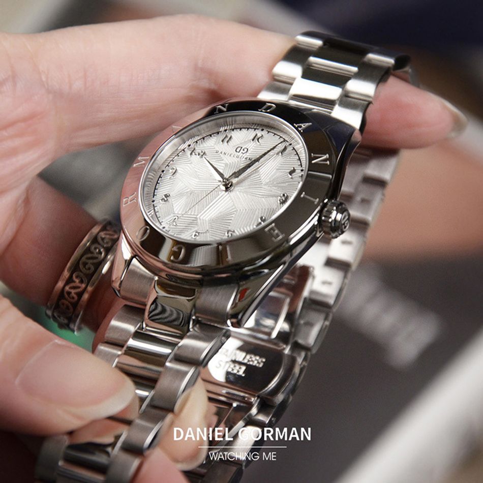 DANIEL GORMAN ｜多巴胺系列 DG9036SS｜銀框白面 不規則紋路 銀色不鏽鋼錶帶左側細節