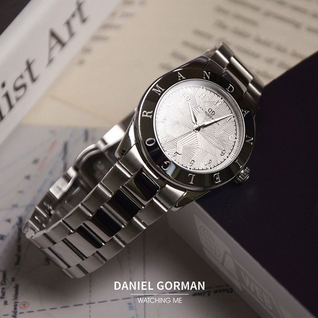DANIEL GORMAN ｜多巴胺系列 DG9036SS｜銀框白面 不規則紋路 銀色不鏽鋼錶帶右側展示