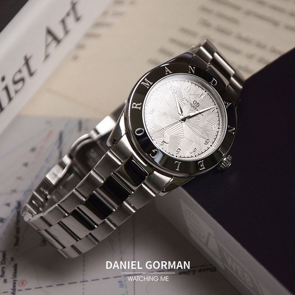 DANIEL GORMAN ｜多巴胺系列 DG9036SS｜銀框白面 不規則紋路 銀色不鏽鋼錶帶右側展示