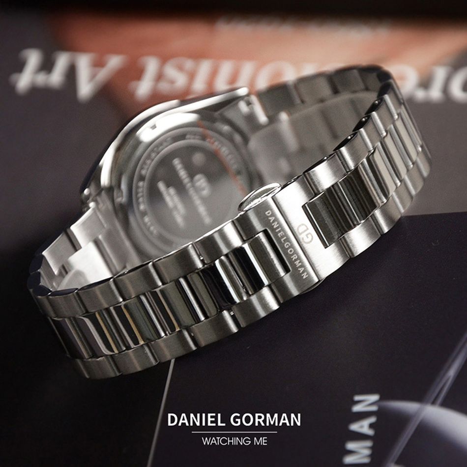 DANIEL GORMAN ｜多巴胺系列 DG9036SS｜銀框白面 不規則紋路 銀色不鏽鋼錶帶背面展示