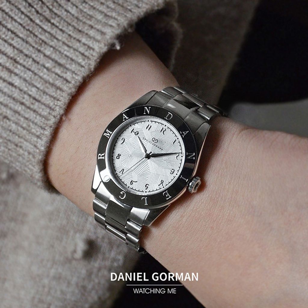 DANIEL GORMAN ｜多巴胺系列 DG9036SS｜銀框白面 不規則紋路 銀色不鏽鋼錶帶實戴細節