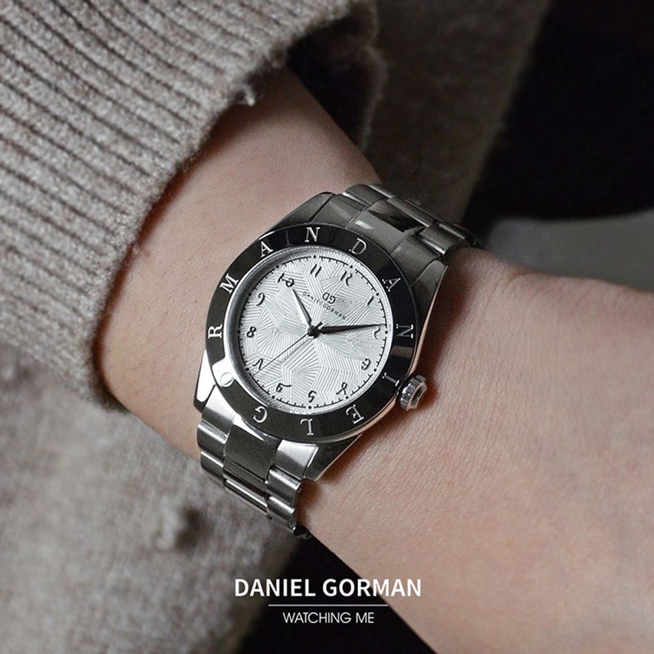 DANIEL GORMAN ｜多巴胺系列 DG9036SS｜銀框白面 不規則紋路 銀色不鏽鋼錶帶實戴細節