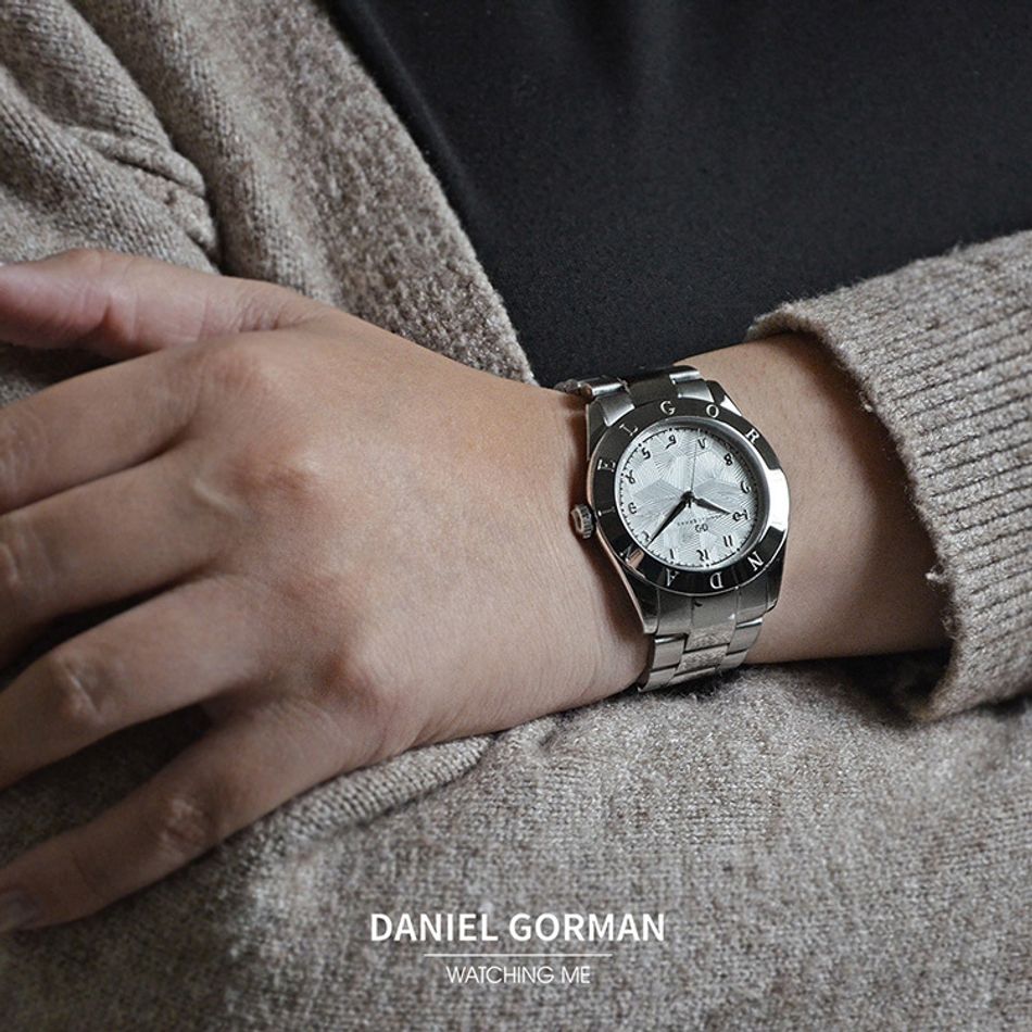 DANIEL GORMAN ｜多巴胺系列 DG9036SS｜銀框白面 不規則紋路 銀色不鏽鋼錶帶實戴展示