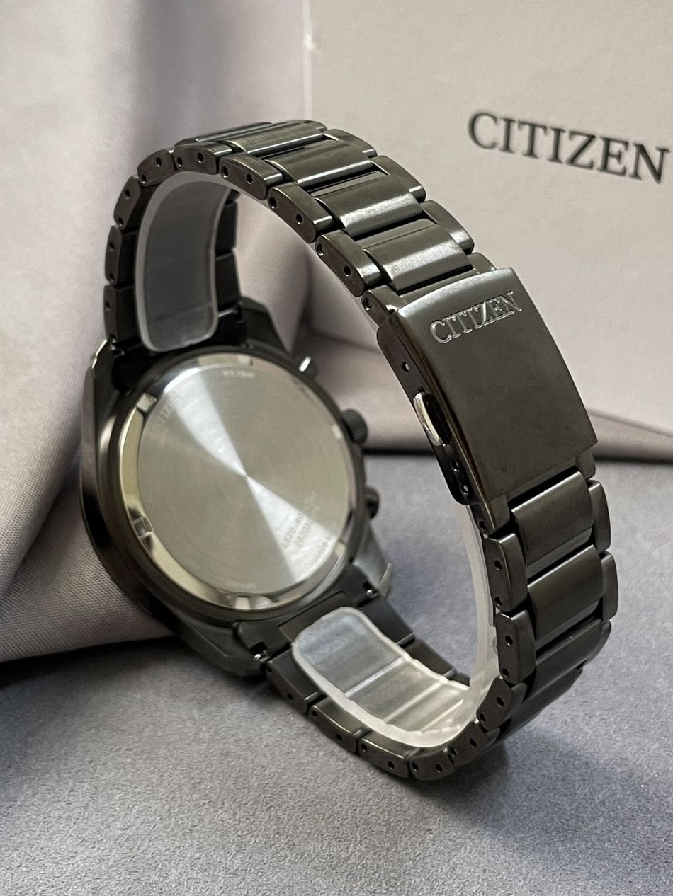 CITIZEN星辰 | GENT'S系列 BL5547-89X | 萬年曆 黑色框墨綠色面 光動能三眼計時腕錶背面展示