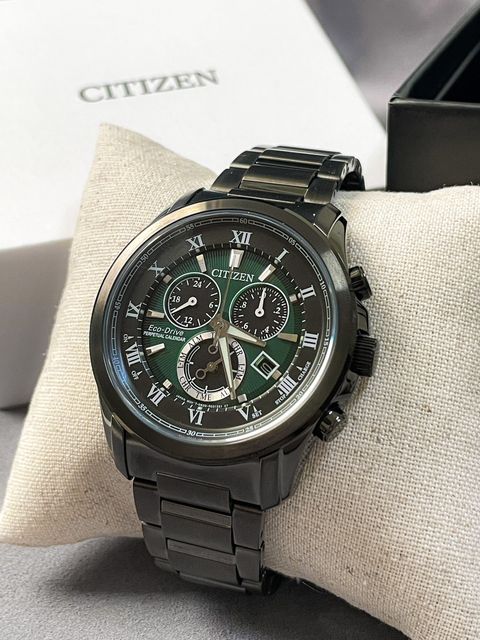 CITIZEN星辰 | GENT'S系列 BL5547-89X | 萬年曆 黑色框墨綠色面 光動能三眼計時腕錶正面展示