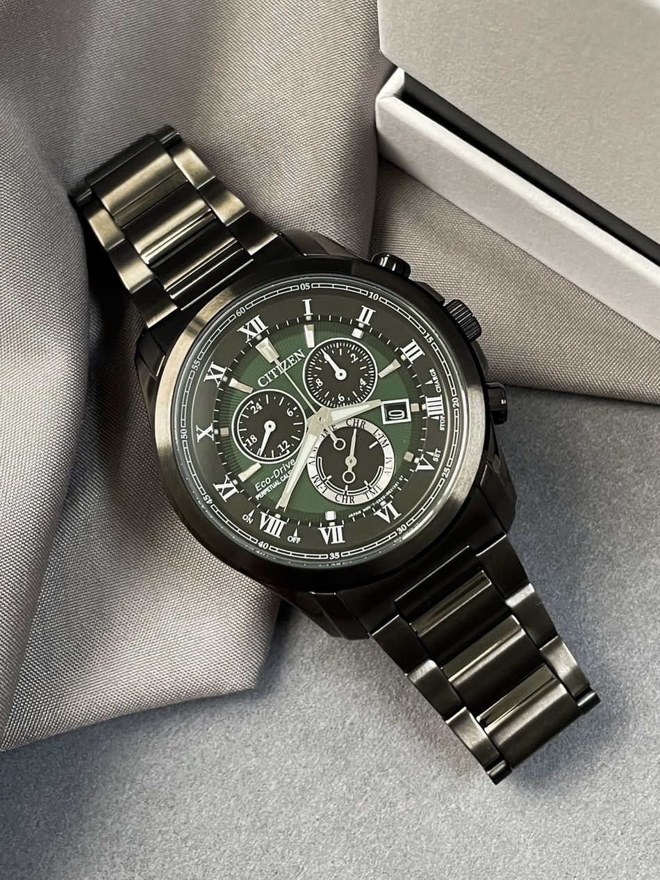 CITIZEN星辰 | GENT'S系列 BL5547-89X | 萬年曆 黑色框墨綠色面 光動能三眼計時腕錶平攤展示