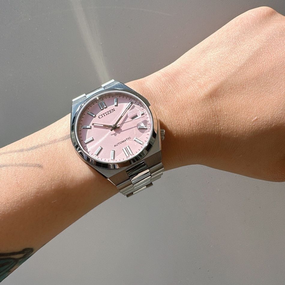 CITIZEN 星辰 | PANTONE彩通色彩聯名款 NJ0158-89X | 少女粉錶面 銀色錶帶 機械錶實帶展示