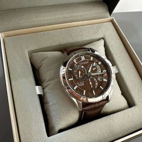 CITIZEN 星辰 | GENT'S系列 BL8160-07X | 時尚三眼男錶 光動能萬年曆手錶盒裝展示