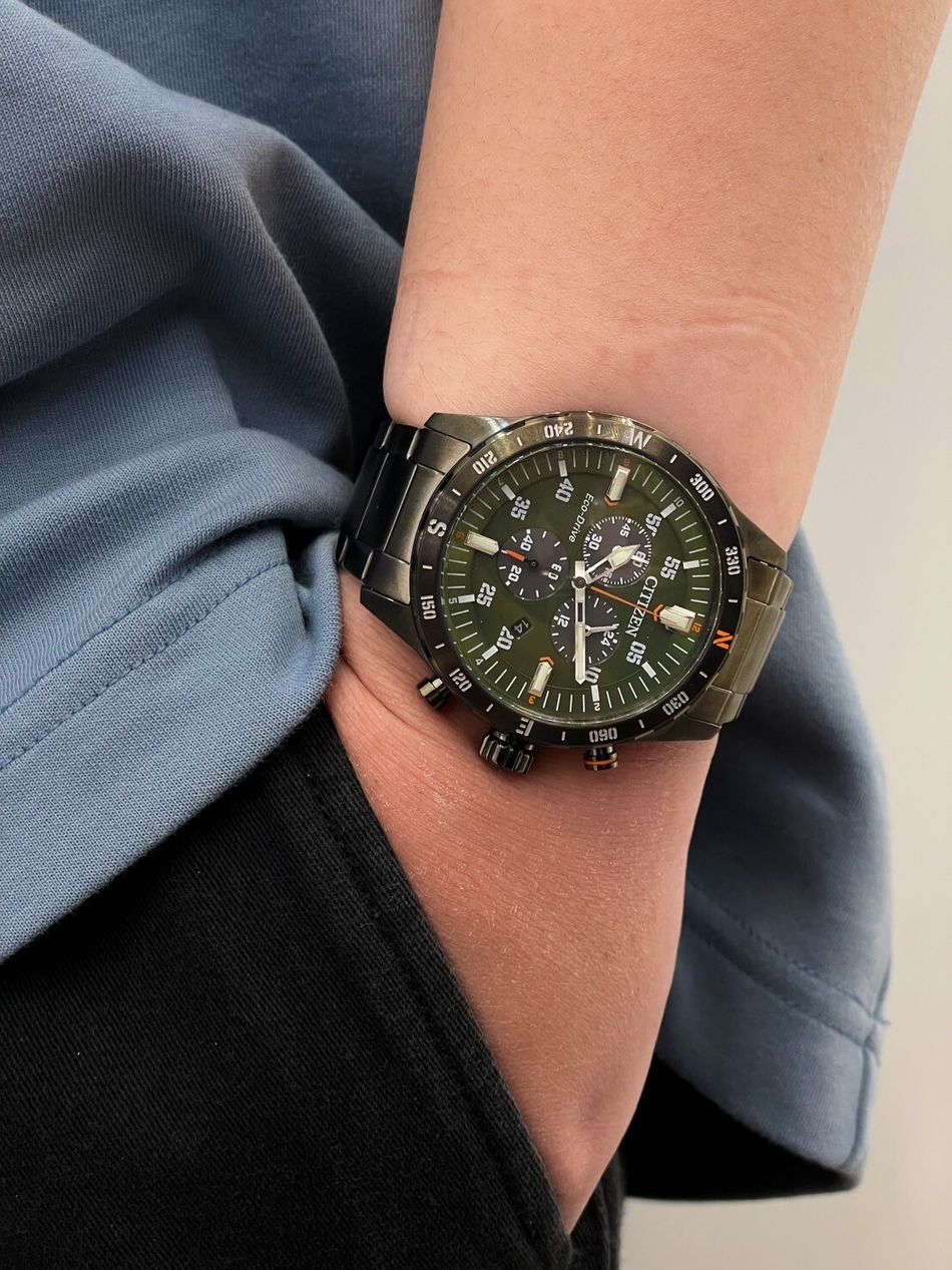 CITIZEN 星辰 | Chronograph系列 AT2527-80X | 黑鋼深綠 三眼計時錶 43.5mm 實戴展示