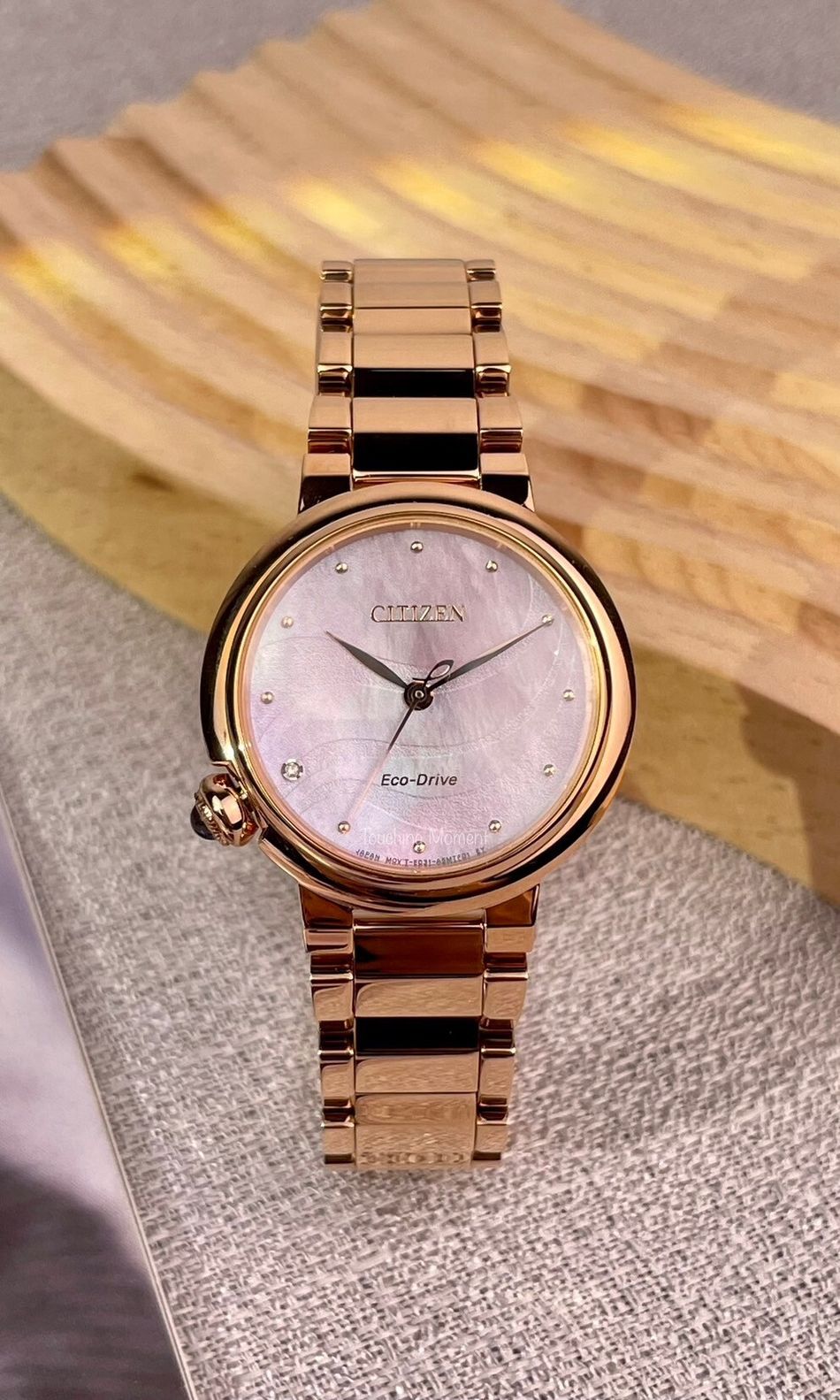 CITIZEN 星辰 | L系列 EM0912-84Y | 流沙光動能女錶正面展示