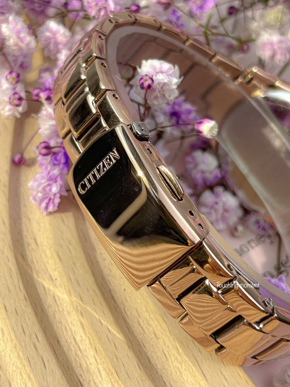 CITIZEN 星辰 | LADYS系列 FE1252-82X | 玫瑰金色系 晶鑽粉面 光動能不鏽鋼腕錶錶扣細節