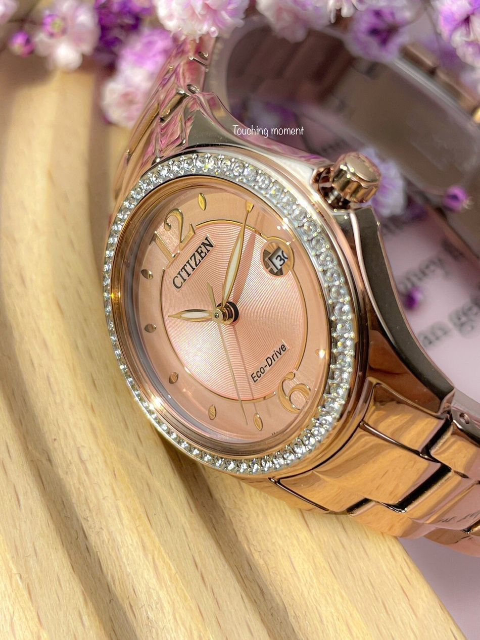 CITIZEN 星辰 | LADYS系列 FE1252-82X | 玫瑰金色系 晶鑽粉面 光動能不鏽鋼腕錶錶面細節