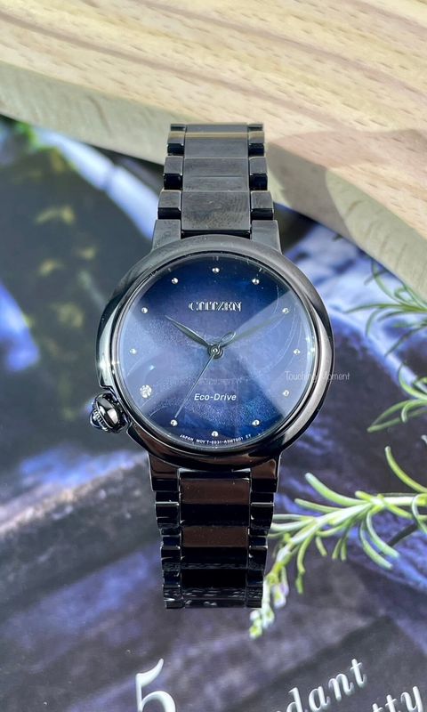 CITIZEN 星辰 | L系列 EM0915-86N | 天空藍光動能女錶 正面展示