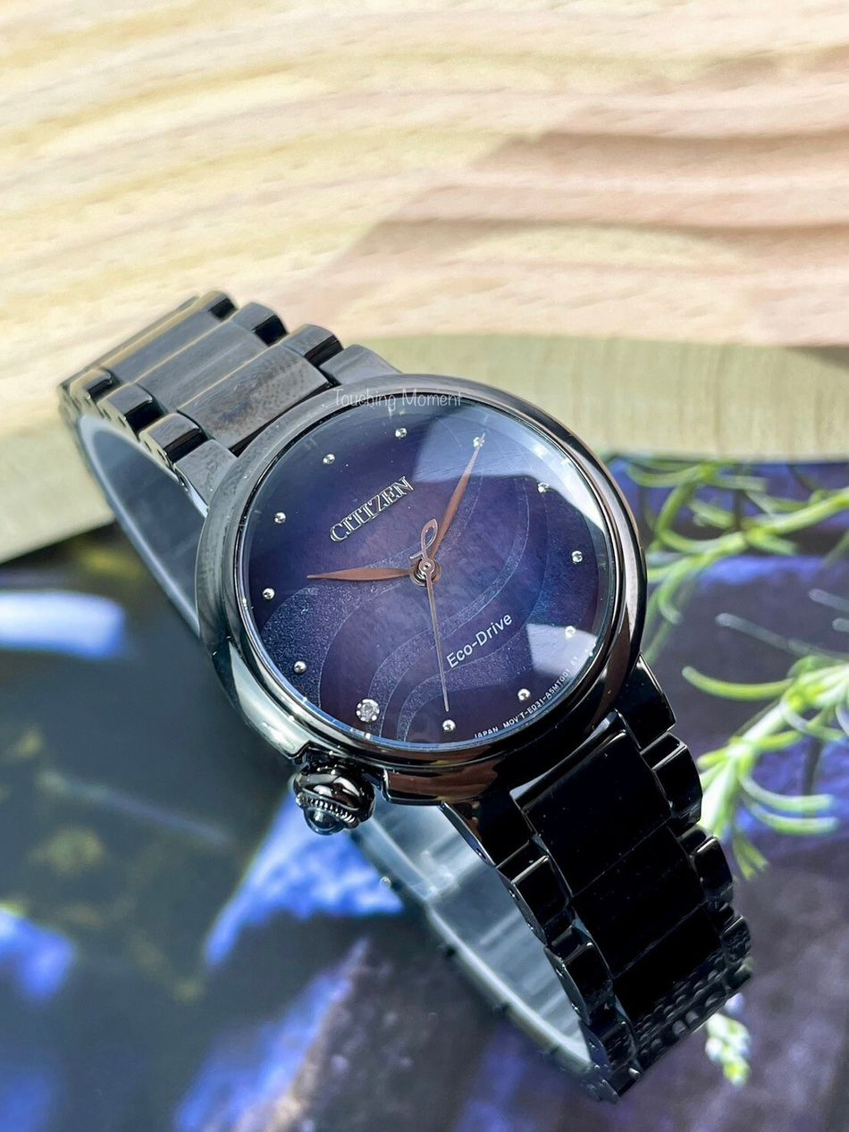 CITIZEN 星辰 | L系列 EM0915-86N | 天空藍光動能女錶 側面展示