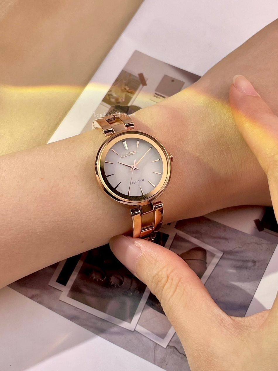 CITIZEN星辰 | LADY'S系列 EM0639-81A | 白面 玫瑰金框 手環式錶帶光動能腕錶 女錶 實戴展示