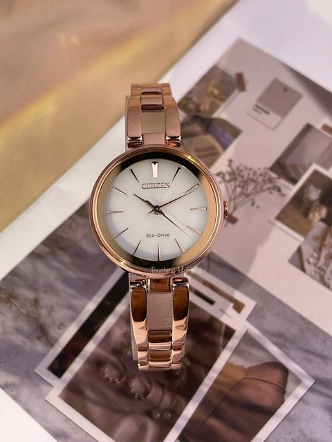 CITIZEN星辰 | LADY'S系列 EM0639-81A | 白面 玫瑰金框 手環式錶帶光動能腕錶 女錶 正面展示
