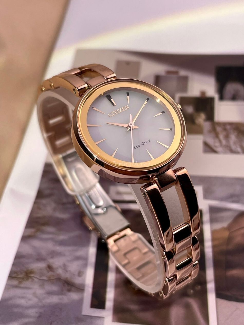 CITIZEN星辰 | LADY'S系列 EM0639-81A | 白面 玫瑰金框 手環式錶帶光動能腕錶 女錶 側面展示