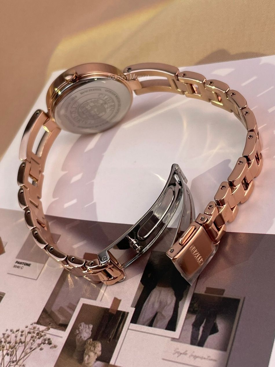 CITIZEN星辰 | LADY'S系列 EM0639-81A | 白面 玫瑰金框 手環式錶帶光動能腕錶 女錶 錶扣細節