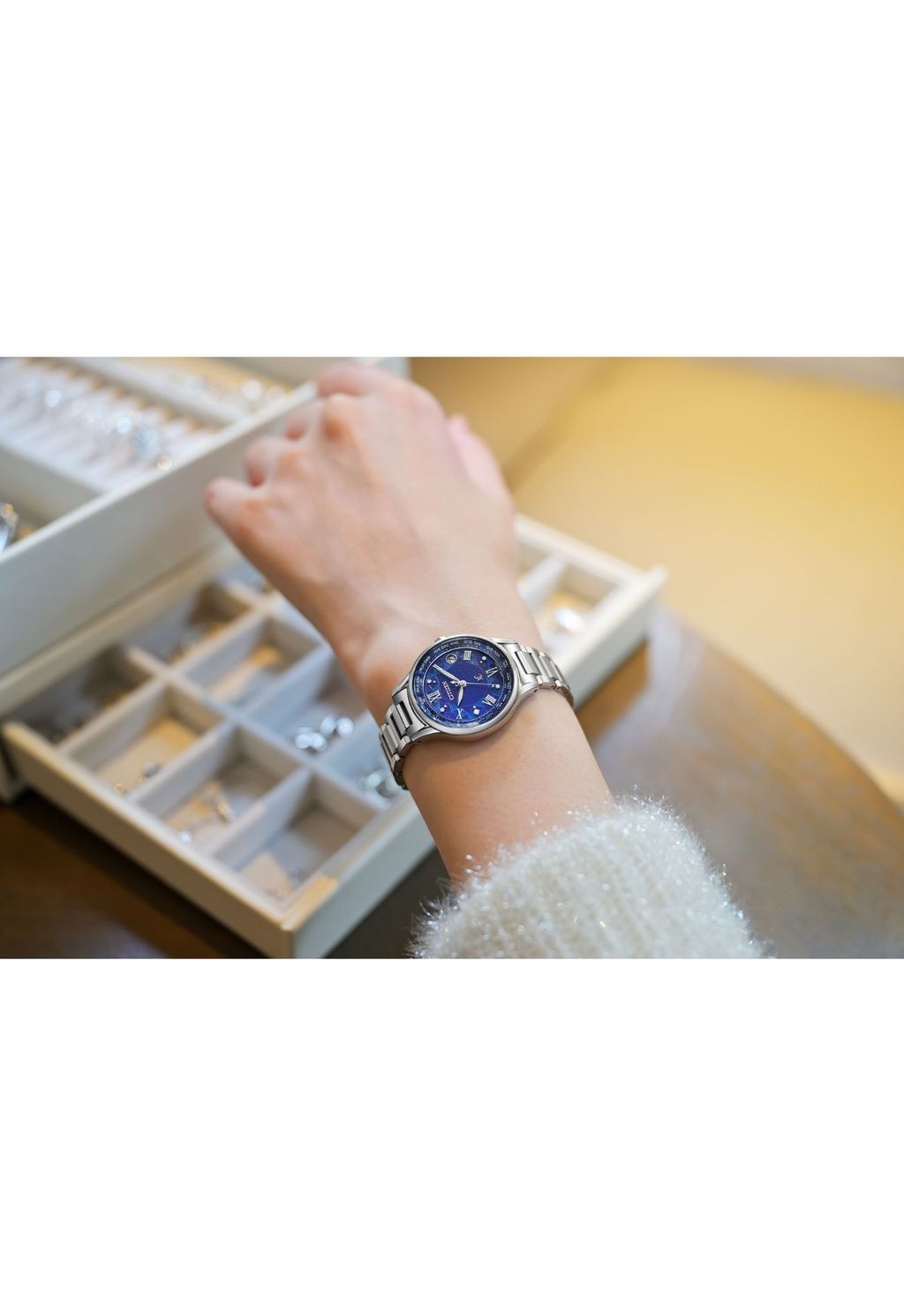 CITIZEN星辰 | XC系列 EC1160-71L | 限量 冬日琉光 鈦金屬 光動能電波女錶 28mm 實帶細節