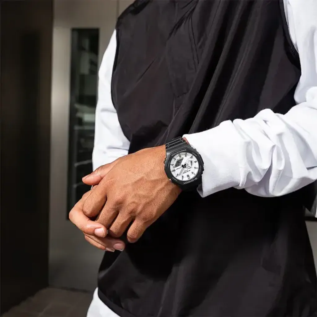 CASIO G-SHOCK | GA-2100WD-1A | 白錶盤 黑錶帶 經典八角雙顯手錶 展示細節