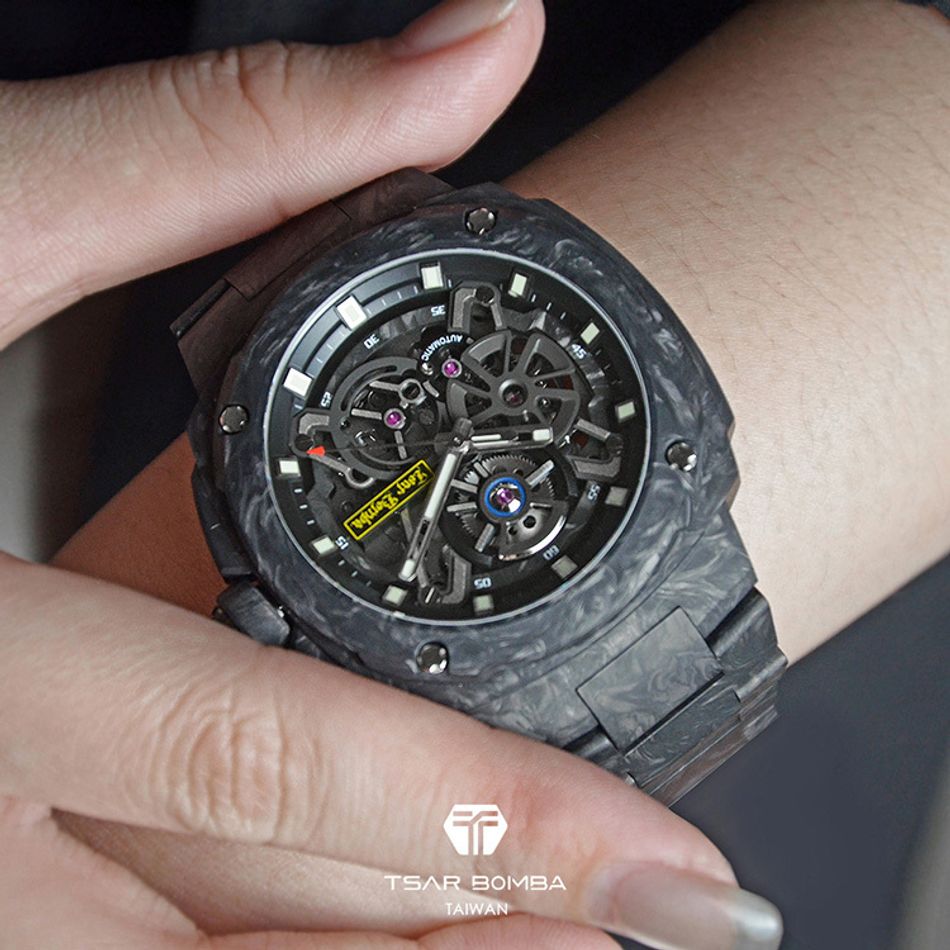 Tsar Bomba 機械公爵 | 電子系列 TB8401CF-02 | 黑色碳纖維框 碳纖維錶帶 機械錶 實戴細節