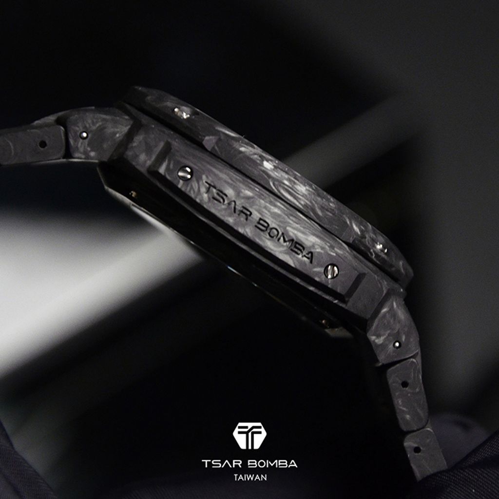 Tsar Bomba 機械公爵 | 電子系列 TB8401CF-02 | 黑色碳纖維框 碳纖維錶帶 機械錶 側面展示