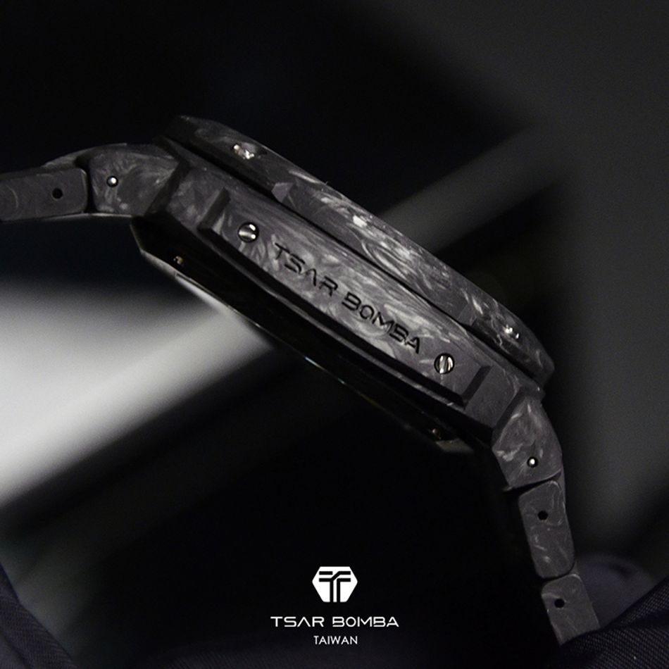 Tsar Bomba 機械公爵 | 電子系列 TB8401CF-02 | 黑色碳纖維框 碳纖維錶帶 機械錶 側面展示