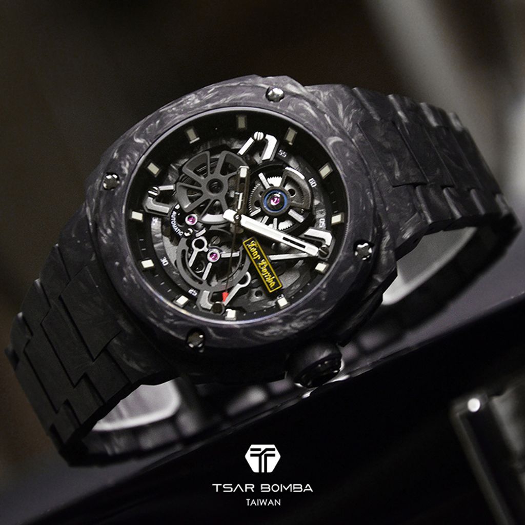 Tsar Bomba 機械公爵 | 電子系列 TB8401CF-02 | 黑色碳纖維框 碳纖維錶帶 機械錶 橫躺展示