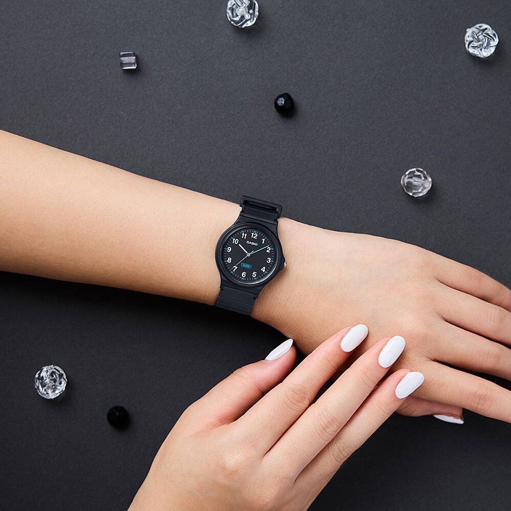 CASIO | LQ-24B-1B | 黑色消光 簡約指針錶 實戴細節