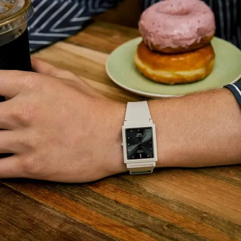 CASIO | MQ-38UC-8A | 黑色錶面 黑錶盤 方形霧感指針錶 實戴細節