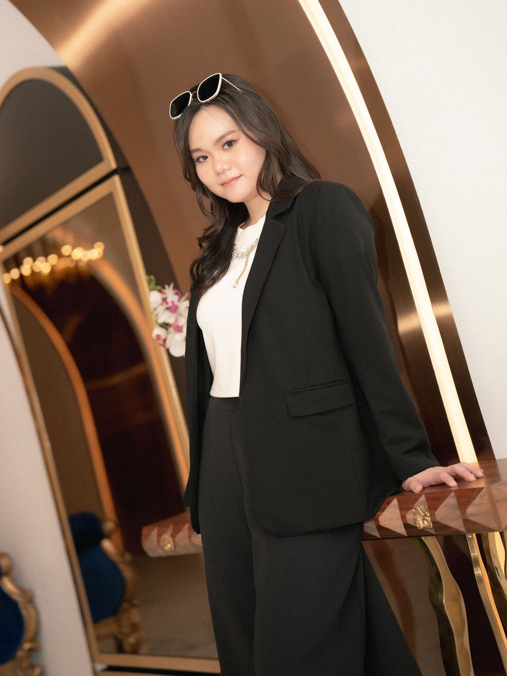 Plus size model wearing Sleek Curve Blazer in black with tailored fit