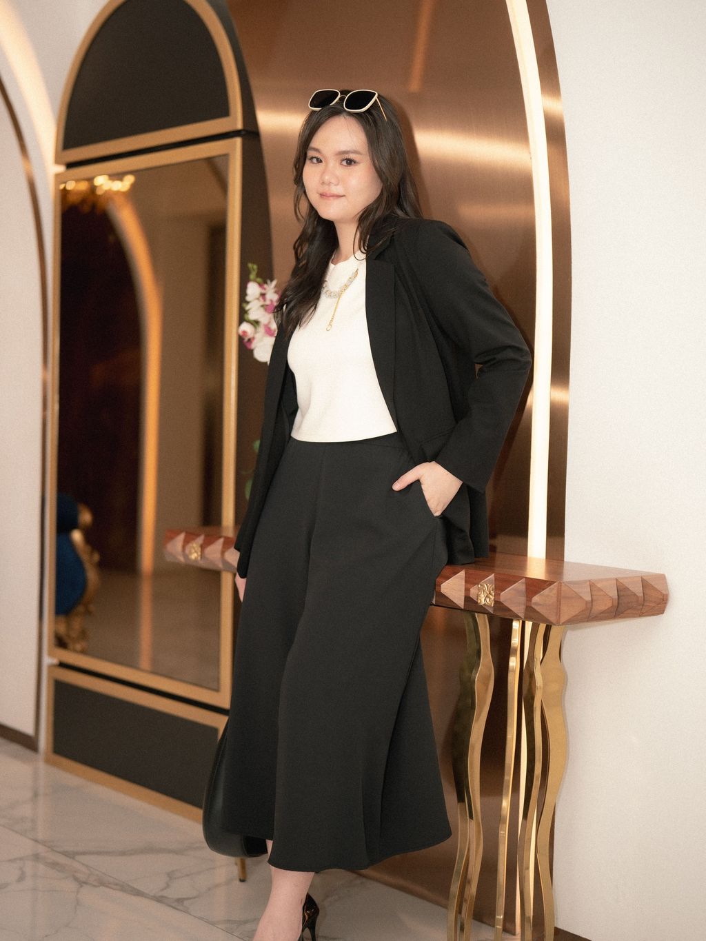 Black curve-friendly blazer with contoured seams and structured silhouette