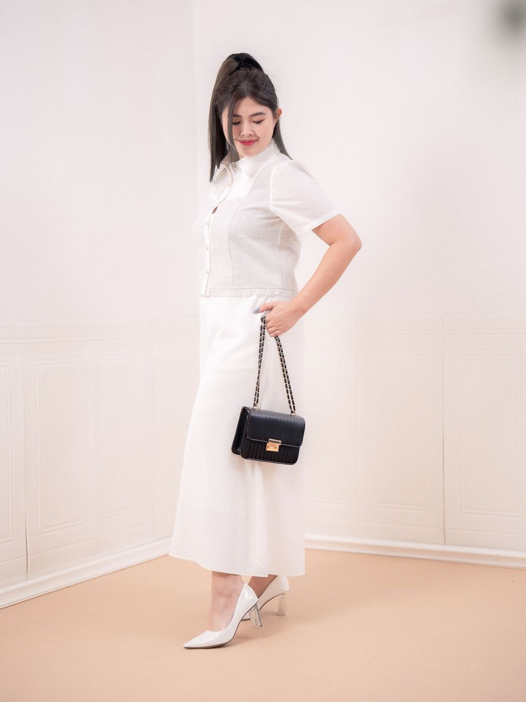 Elegant blouse featuring pearl-gold buttons for added charm.