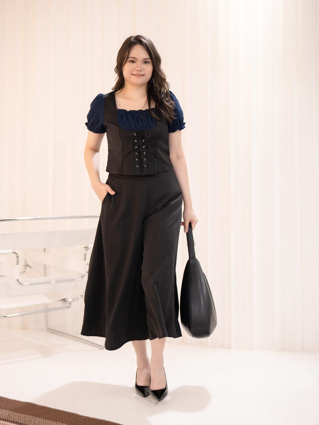 High-waisted black trousers with slimming effect