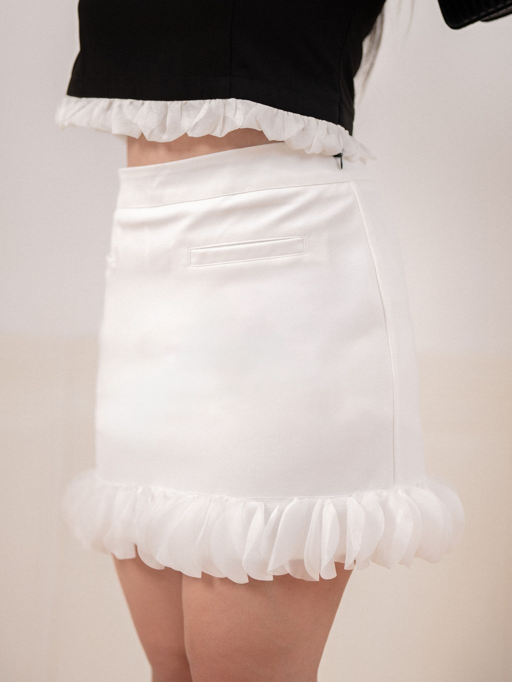 Feminine and flattering short skirt in white