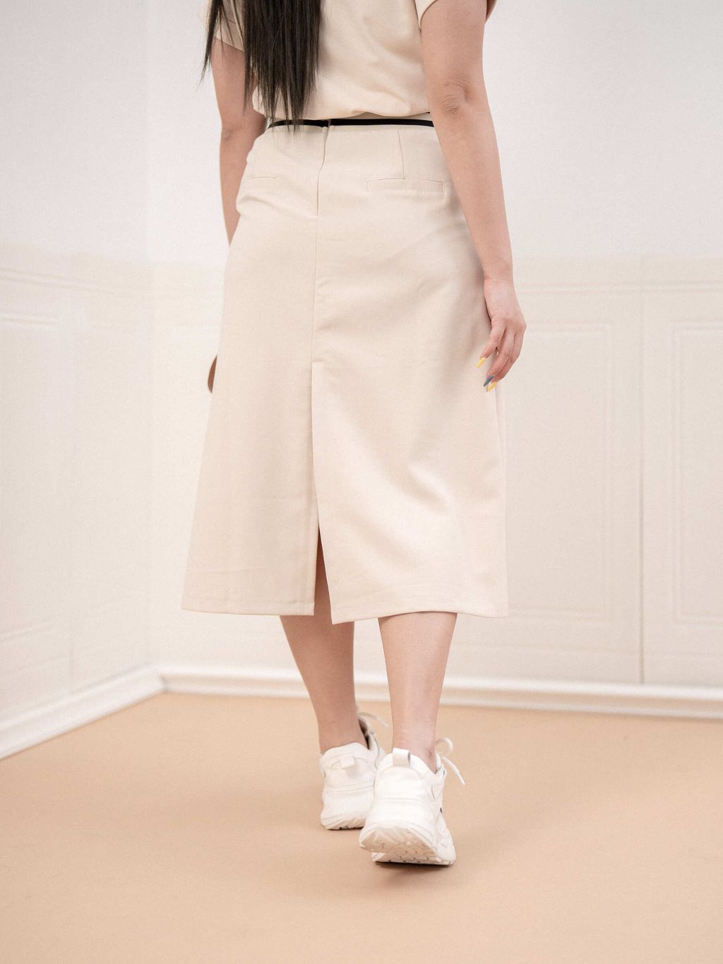 StripeEase Midi Skirt in black – stylish and flattering for curvy figures