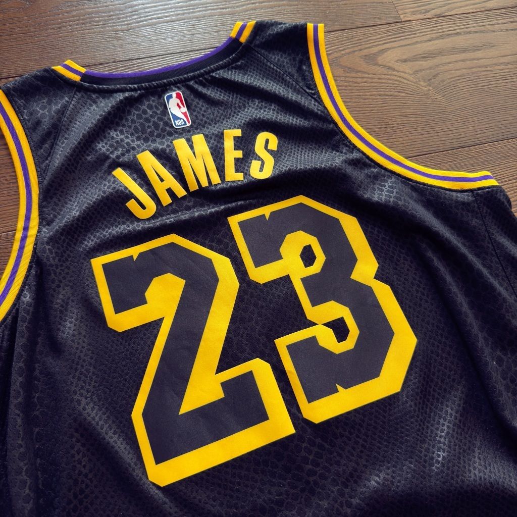 tw-11134207-820la-mkav9c5gav4784