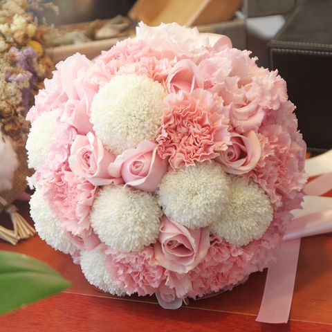 粉白色系乒乓菊捧花