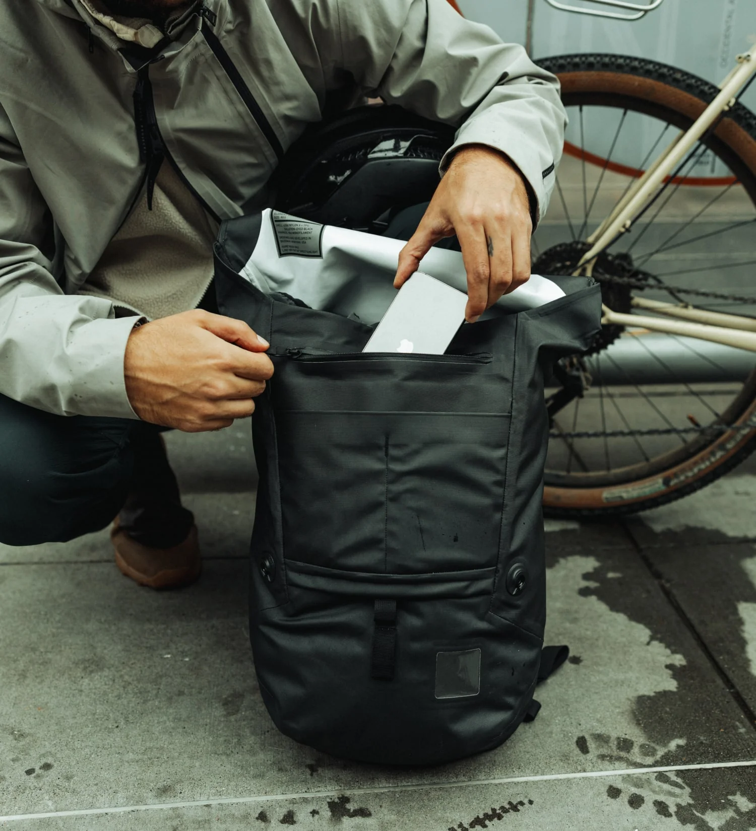ELEMENT Weathershed 22L - EWS22 - 溶液染色黑色 - 管理面板 TPU 塗層拉鍊