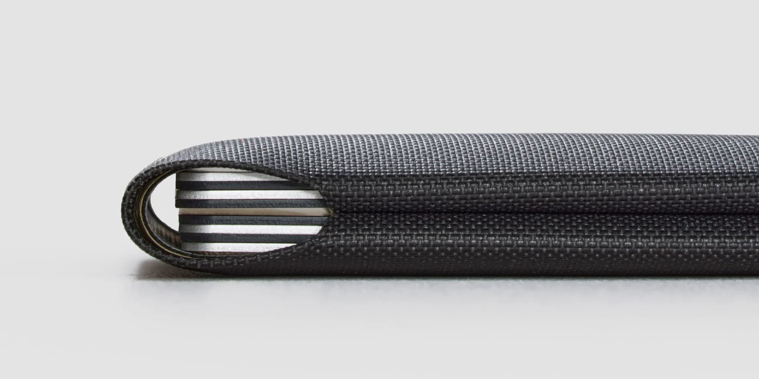 Element雙折錢包，溶液染色黑色，纖薄設計